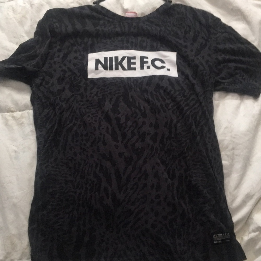Black nike t